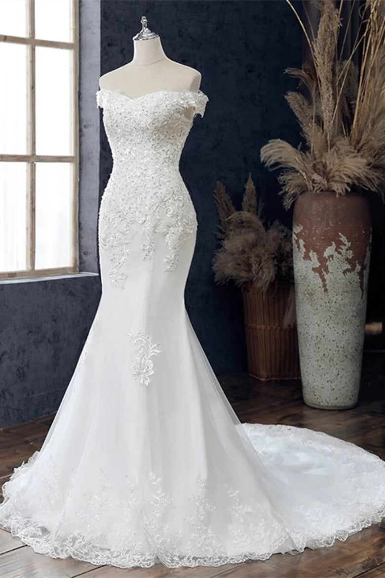 Vestido de novia con hombros descubiertos y bordado con cuentas
